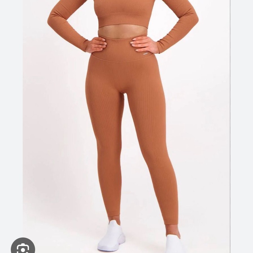 [SOLD] Aim’n Ribbed High-Waisted Leggings
